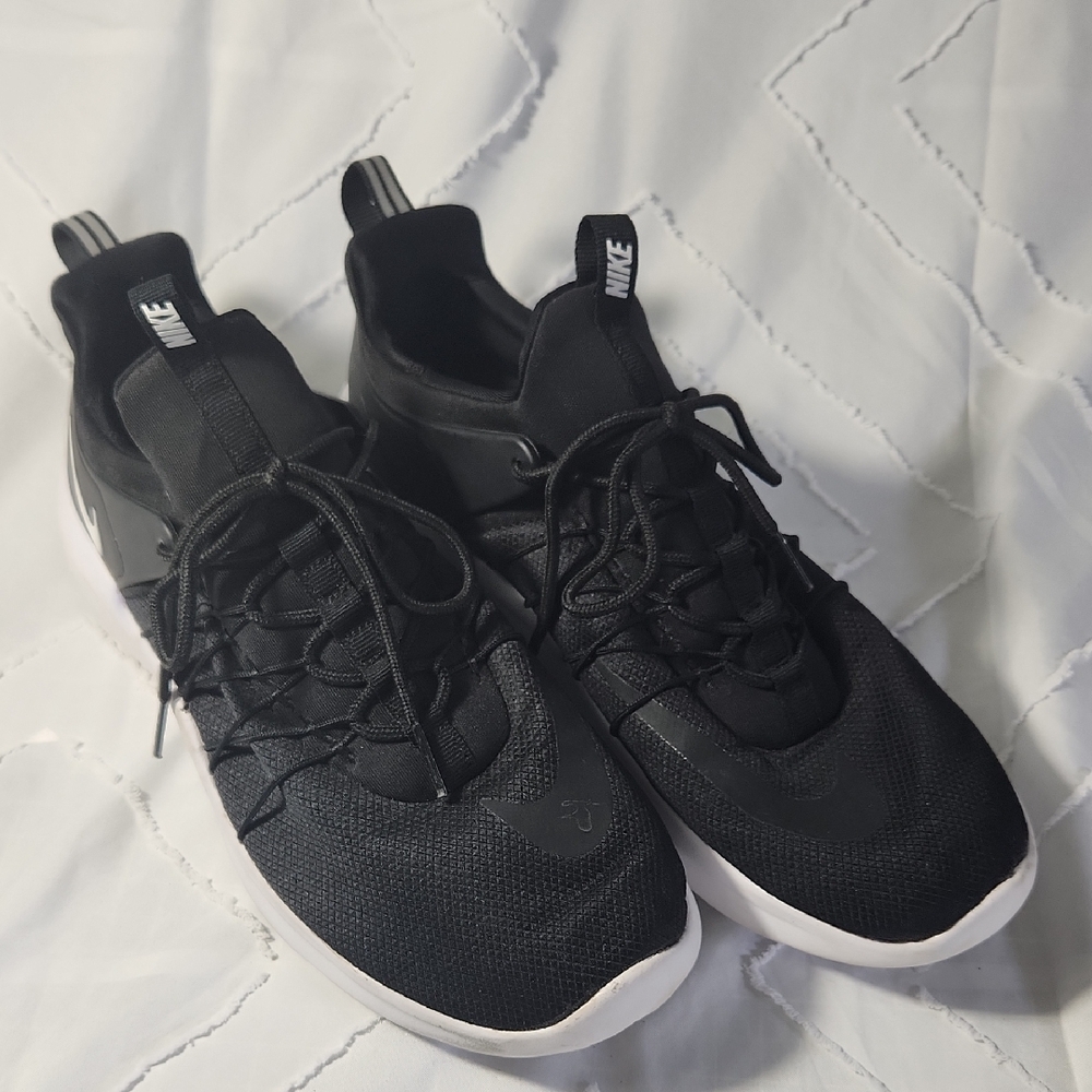 Nike Men's Black Athletic Shoes with White Soles